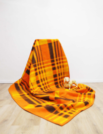 Grote geblokte vintage deken van dralon. Oranje/ gele retro vegan sprei