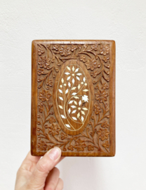 Houten vintage sieradenkistje. Handgesneden kamfer kistje.