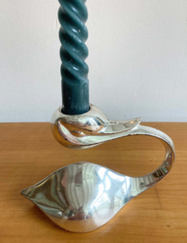 Zilverkleurige vintage kandelaar in de vorm van een zwaan