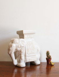 Vintage olifant van wit aardewerk. Retro olifanten beeldje / piedestal