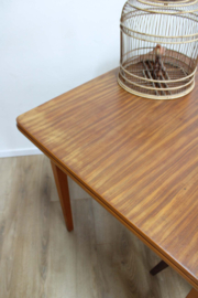 Vintage eettafel met uitschuifbare bladen. Houten Mid Century retro tafel.