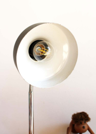 Zwarte retro bureaulamp. Vintage lampje met buigbare poot