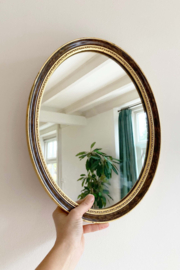 Ovale spiegel  in goudkleurige Barok lijst. Vintage wand spiegeltje