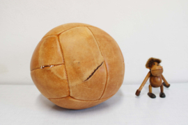 Lederen vintage medicijnbal. Grote zware retro bal van leer