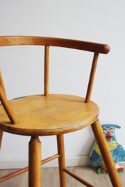 Houten vintage kinderstoel van Kibofa. Hoge retro spijlenstoel