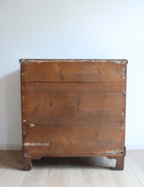 Antieke houten ladekast. Vintage kast met sierlijk beslag.