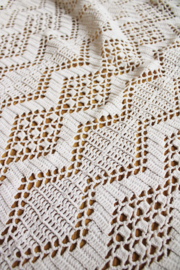 Witte gehaakte vintage sprei. Grote Bohemien sierdeken/plaid
