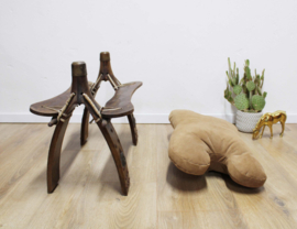 Vintage kamelenzadel kruk met bruin kussen. Houten Boho voetenbankje