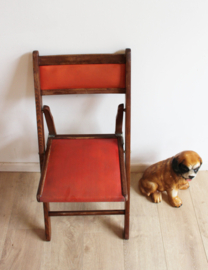 Houten vintage klapstoel, Shanghai. Opvouwbare stoel met rode zitting