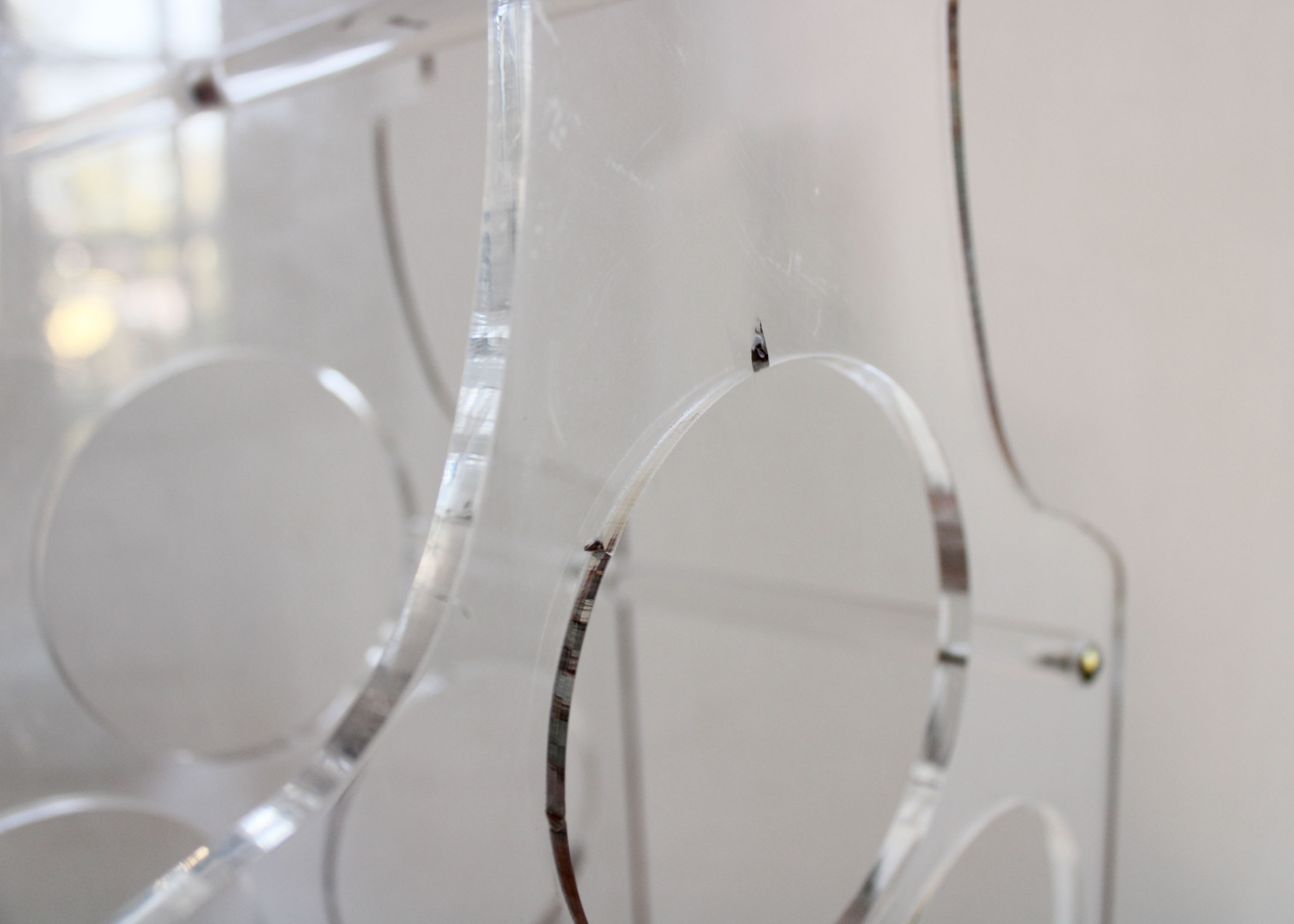 Plexiglazen vintage wijnrek. Retro flessenrek / organizer