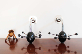 Set van 2 vintage Sputnik kapstokken. Zwarte retro design kapstokjes,  Osvaldi Borsani stijl