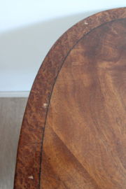 Vintage tafel met op messing klauwpoten met wieltjes eronder. Houten eettafel