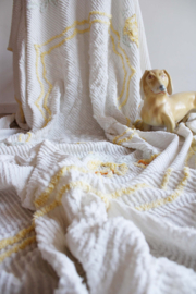 Grote vintage chenille sprei. Witte retro sierdeken met gele bloemen