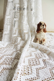 Witte gehaakte vintage sprei. Grote Bohemien sierdeken/plaid