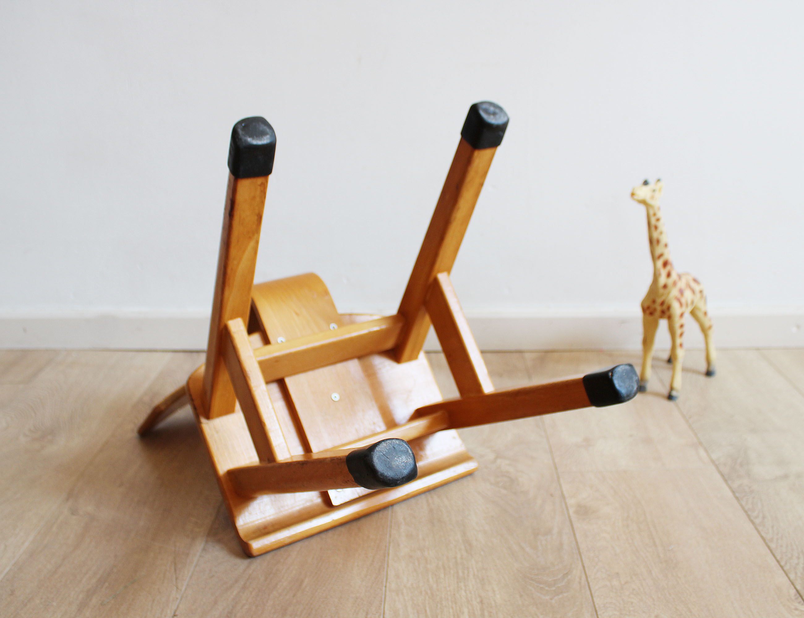 Houten vintage schoolstoeltje. Retro kleuter / peuter stoel - Schilte?