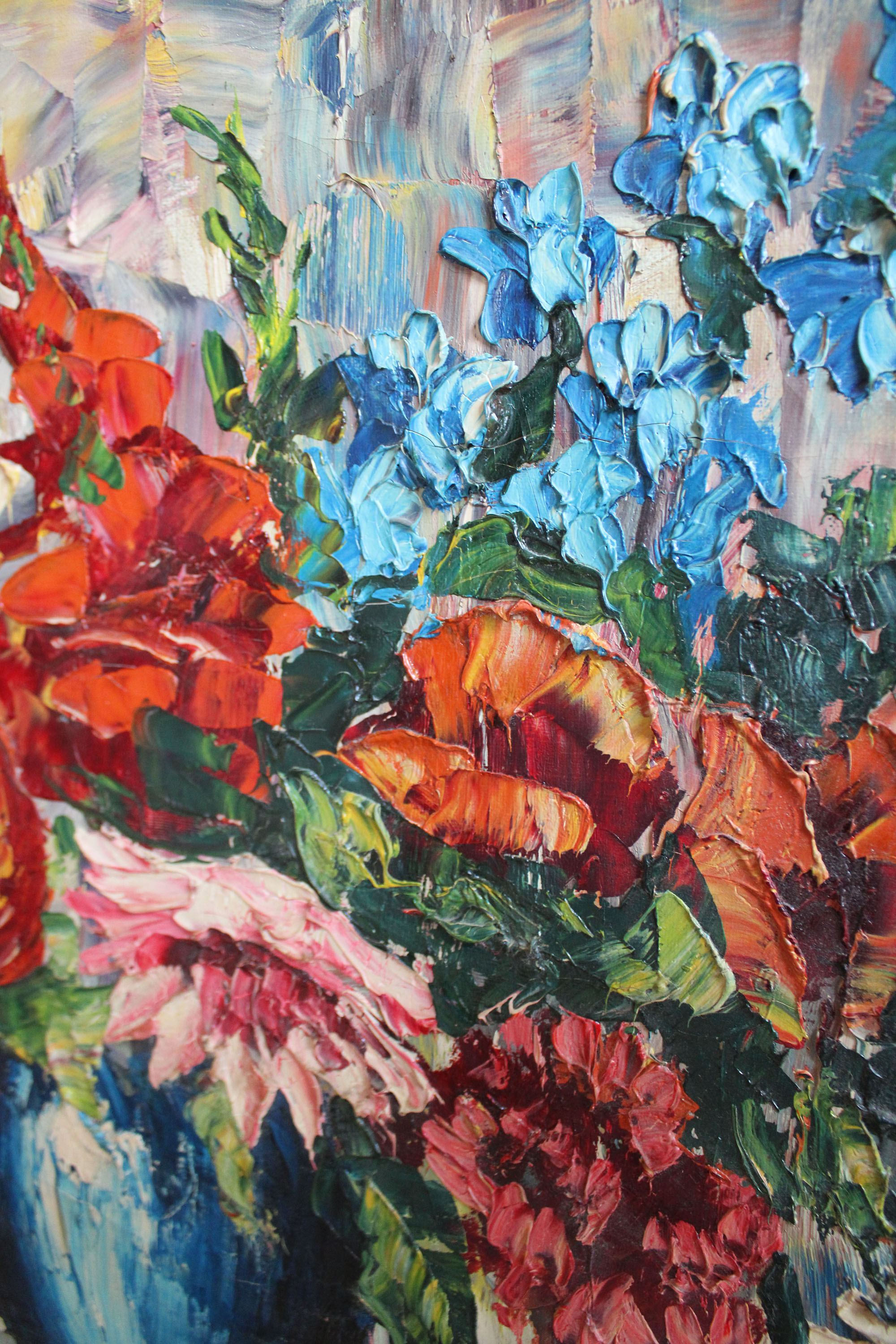 Groot bloemstilleven in houten lijst. Expressief kleurrijk schilderij