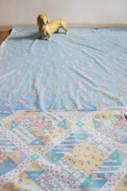 Tweepersoons vintage bloemetjes dekbedovertrek. Blauw retro beddengoed