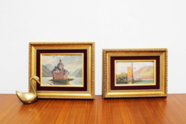 Set schilderijtjes in klassieke lijst. Twee originele  landschapjes