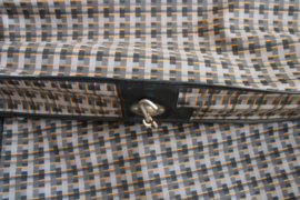 Vintage kledingtas met handvat en hanger. Retro reistas / kledinghoes