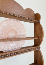Houten vintage bordenrekje. Brocante rek voor aan de muur.