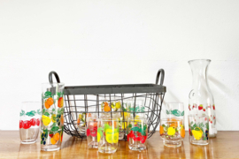 Grote set vintage sapglazen met karaf. Retro limonade glazen met fruit decor