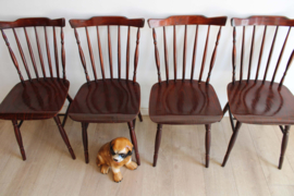 Set van 4 retro spijlenstoeltjes.  Houten vintage stoelen.