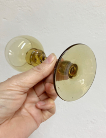 Set van 5 vintage wijnglazen. Vijf amberkleurige glazen