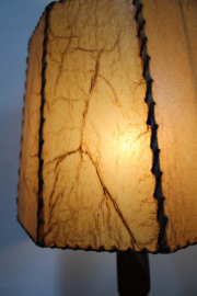 Brutalist  lamp met lederen kap. Houten vintage tafellamp - Wabi Sabi stijl