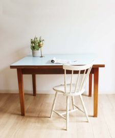 Vintage eettafel met blauw uitschuifbaar blad. Houten retro tafel.