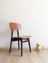 Houten vintage stoeltje. Mid Century retro slaapkamer stoel
