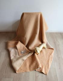 Zalmrozige  / beige wollen vintage deken. Retro sprei, 170 x 204 cm.