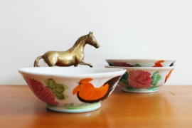 Set van 3 Chinese kommen met haan decor. Vintage aardewerk schalen