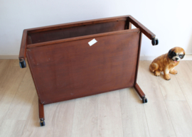 Houten vintage salontafel met dubbel blad. Retro tafel op wieltjes