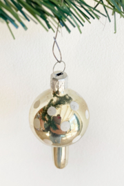 Glazen vintage kerstbal - paddenstoel. Antieke zilveren kerstversiering