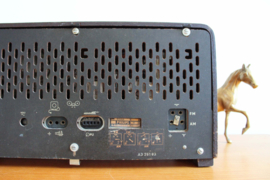 Vintage Philips radio met houten ombouw. Retro design radiootje