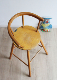 Houten vintage kinderstoel van Kibofa. Hoge retro spijlenstoel