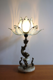 Prachtige vintage lamp met vissen en lotus bloem. Antieke tafellamp - bloem