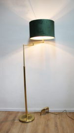 Goudkleurig vloerlamp met groene kap. Vintage lamp in Hollywood Regency stijl
