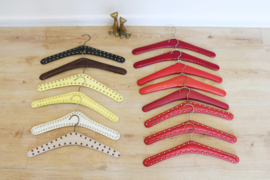 14 vintage kledinghangers van skai leer. Set retro kleerhangers o.a. met studs
