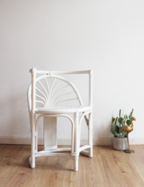 Witte bohemien rotan stoel. Rieten vintage fauteuil