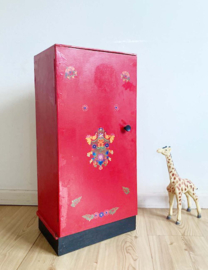 Knal rode vintage kledingkast voor de pop. Houten retro nachtkastje