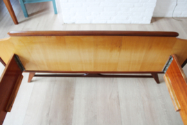 Houten vintage bedframe. Mid Century retro design bed / twijfelaar