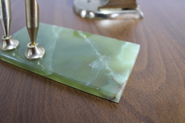 Gouden vintage perforator met groen stenen pennenhouder in marmer look.