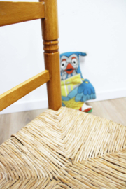 Vintage kinderstoeltje met biezen zitting. Houten boho stoeltje