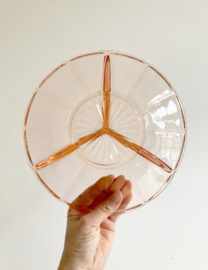 Glazen vintage schaal met vakverdeling,  rosé. Art Deco bord van roze glas.