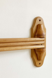 Houten vintage handdoekrek. Retro kapstokje / theedoekrek