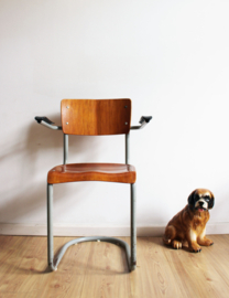 Stoere industriële schoolstoel met armleggers. Vintage  buisframe stoel