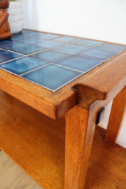 Houten vintage side table met blauwe tegels. Retro tafel