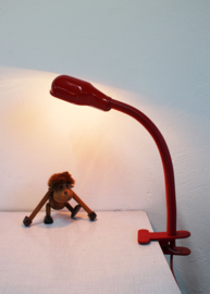 Rode vintage klemlamp. Retro design lamp in Hebi stijl.