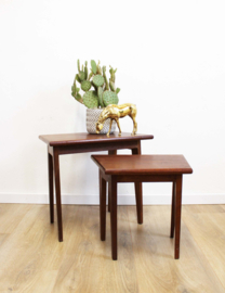 Houten vintage mimiset. 2 retro Mid Century tafeltjes / nesting tables